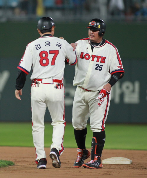 6회 최준석선수의 역전 1타점 2루타